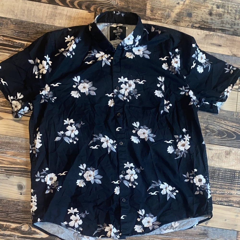 Hollister Black Floral Hawaiian Casual Button Down Shirt